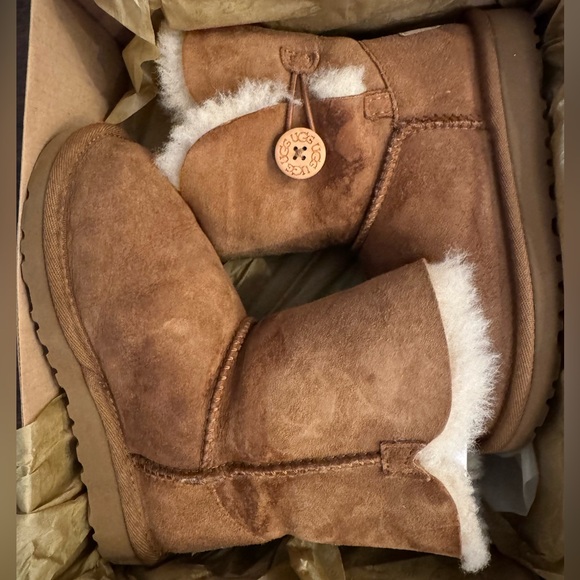 UGG Kids Boots in Brown and Cream - Picture 1 of 9